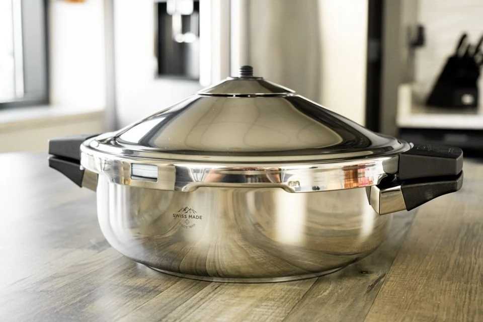 Kuhn Rikon Family Style Pressure Cooker 5 Quart Braiser 2 Kuhn Rikon Family Style Pressure Cooker 5 Quart Braiser - Image 2