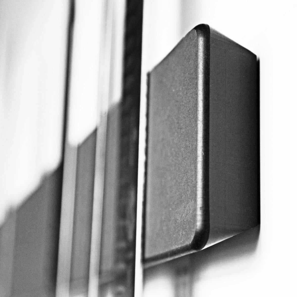 Epicurean 20" × 2.5" Magnetic Knife Holder | Slate 3 Epicurean 20" × 2.5" Magnetic Knife Holder | Slate - Image 3