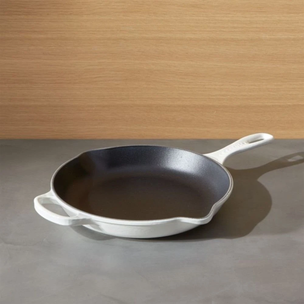 Le Creuset 9" Classic Skillet | White 4 Le Creuset 9" Classic Skillet | White - Image 4