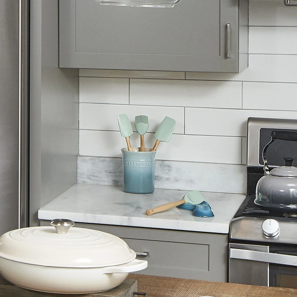 Le Creuset 5-Piece Craft Series Utensil Set With Crock | Sea Salt 2 Le Creuset 5-Piece Craft Series Utensil Set With Crock | Sea Salt - Image 2