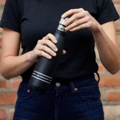 Le Creuset Stainless Steel Hydration Bottle | Matte Black 7 Le Creuset Stainless Steel Hydration Bottle | Matte Black -Kitchen Tools Shop rs16065 lc 20201217 de ls yc hydratationbot 005 hpr
